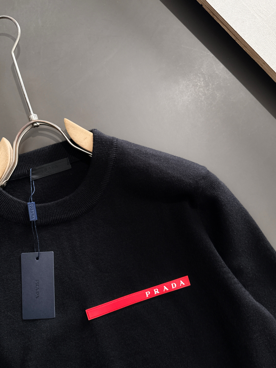 PRAD 2025SS秋冬刺绣新款简约圆领针织毛衣，精致工艺专柜面料，顶级元素融合打造，经典3标齐全，潮