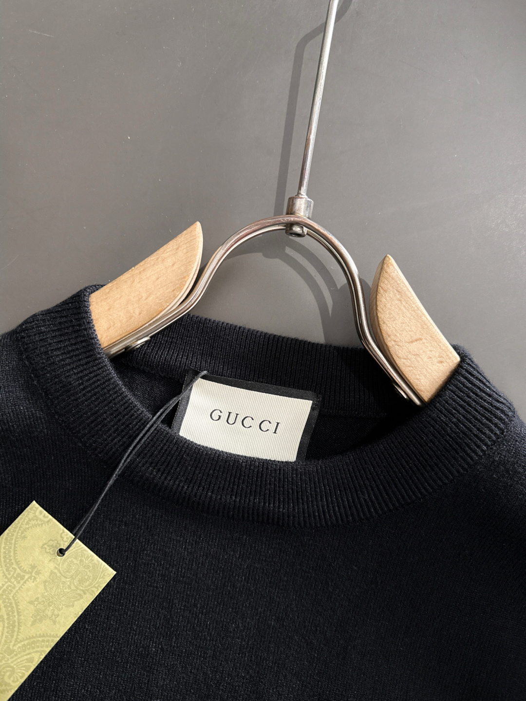 GUC 2025SS秋冬刺绣新款简约圆领针织毛衣，精致工艺专柜面料，顶级元素融合打造，经典3标齐全，潮男