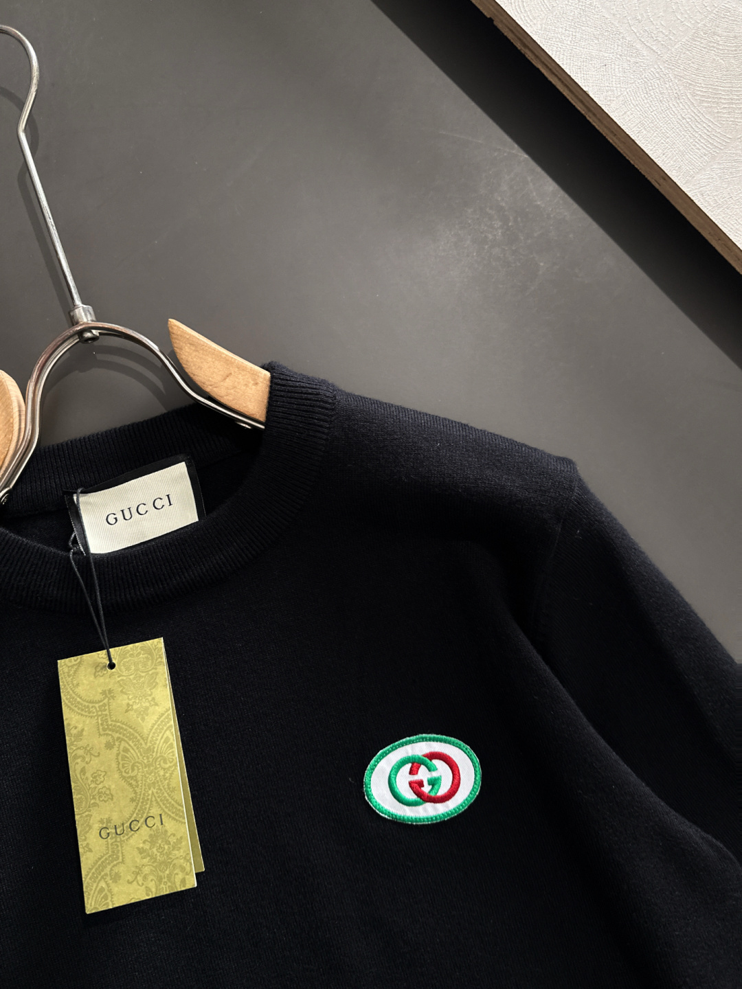 GUC 2025SS秋冬刺绣新款简约圆领针织毛衣，精致工艺专柜面料，顶级元素融合打造，经典3标齐全，潮男