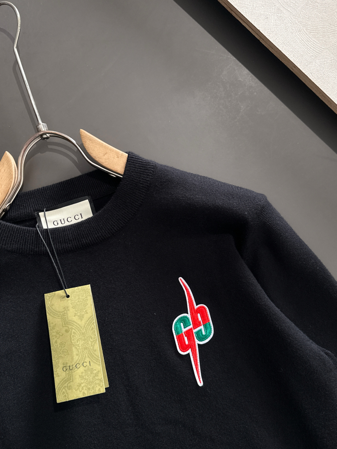 GUC 2025SS秋冬刺绣新款简约圆领针织毛衣，精致工艺专柜面料，顶级元素融合打造，经典3标齐全，潮男