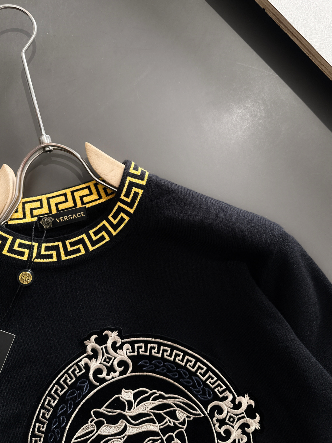 VER 2025SS秋冬刺绣新款简约圆领针织毛衣，精致工艺专柜面料，顶级元素融合打造，经典3标齐全，潮男