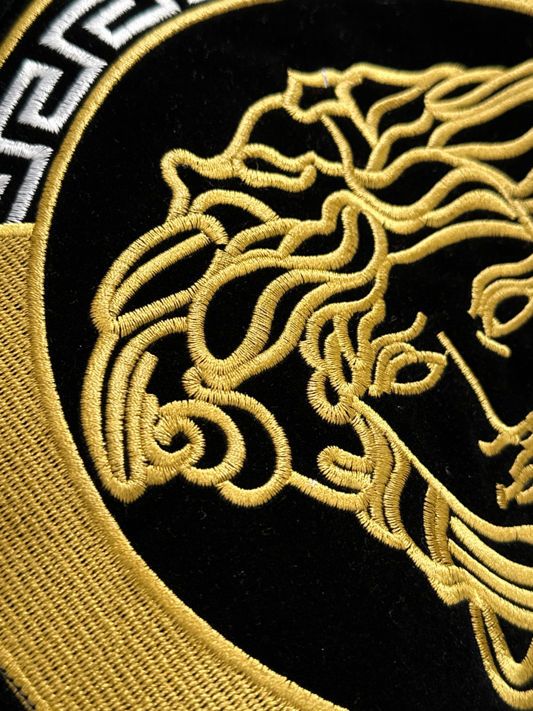 VER 2025SS秋冬刺绣新款简约圆领针织毛衣，精致工艺专柜面料，顶级元素融合打造，经典3标齐全，潮男