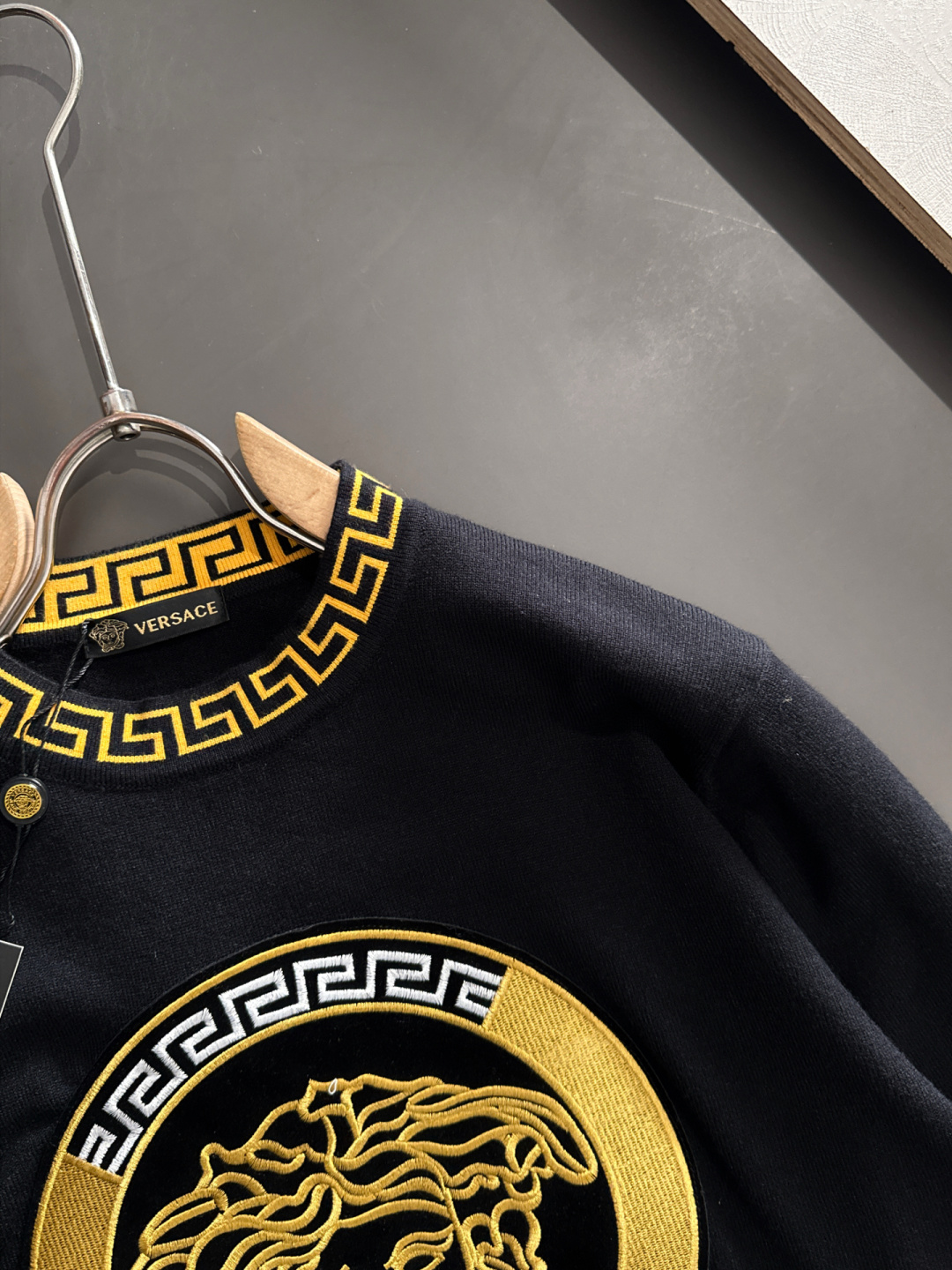 VER 2025SS秋冬刺绣新款简约圆领针织毛衣，精致工艺专柜面料，顶级元素融合打造，经典3标齐全，潮男