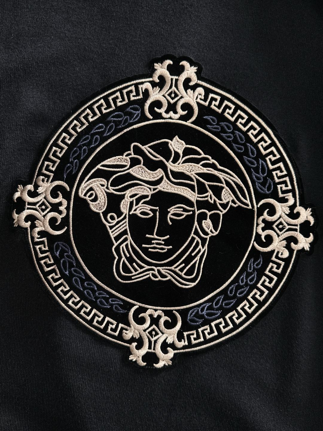 VER 2025SS秋冬刺绣新款简约圆领针织毛衣，精致工艺专柜面料，顶级元素融合打造，经典3标齐全，潮男