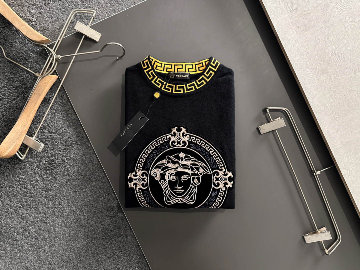 VER 2025SS秋冬刺绣新款简约圆领针织毛衣，精致工艺专柜面料，顶级元素融合打造，经典3标齐全，潮男