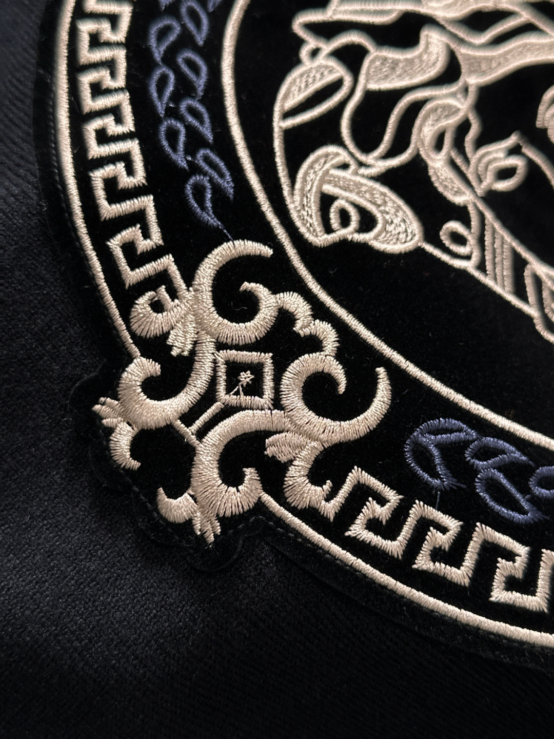 VER 2025SS秋冬刺绣新款简约圆领针织毛衣，精致工艺专柜面料，顶级元素融合打造，经典3标齐全，潮男