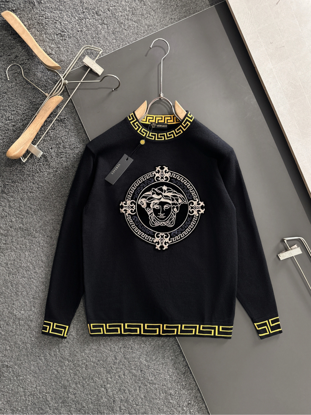 VER 2025SS秋冬刺绣新款简约圆领针织毛衣，精致工艺专柜面料，顶级元素融合打造，经典3标齐全，潮男