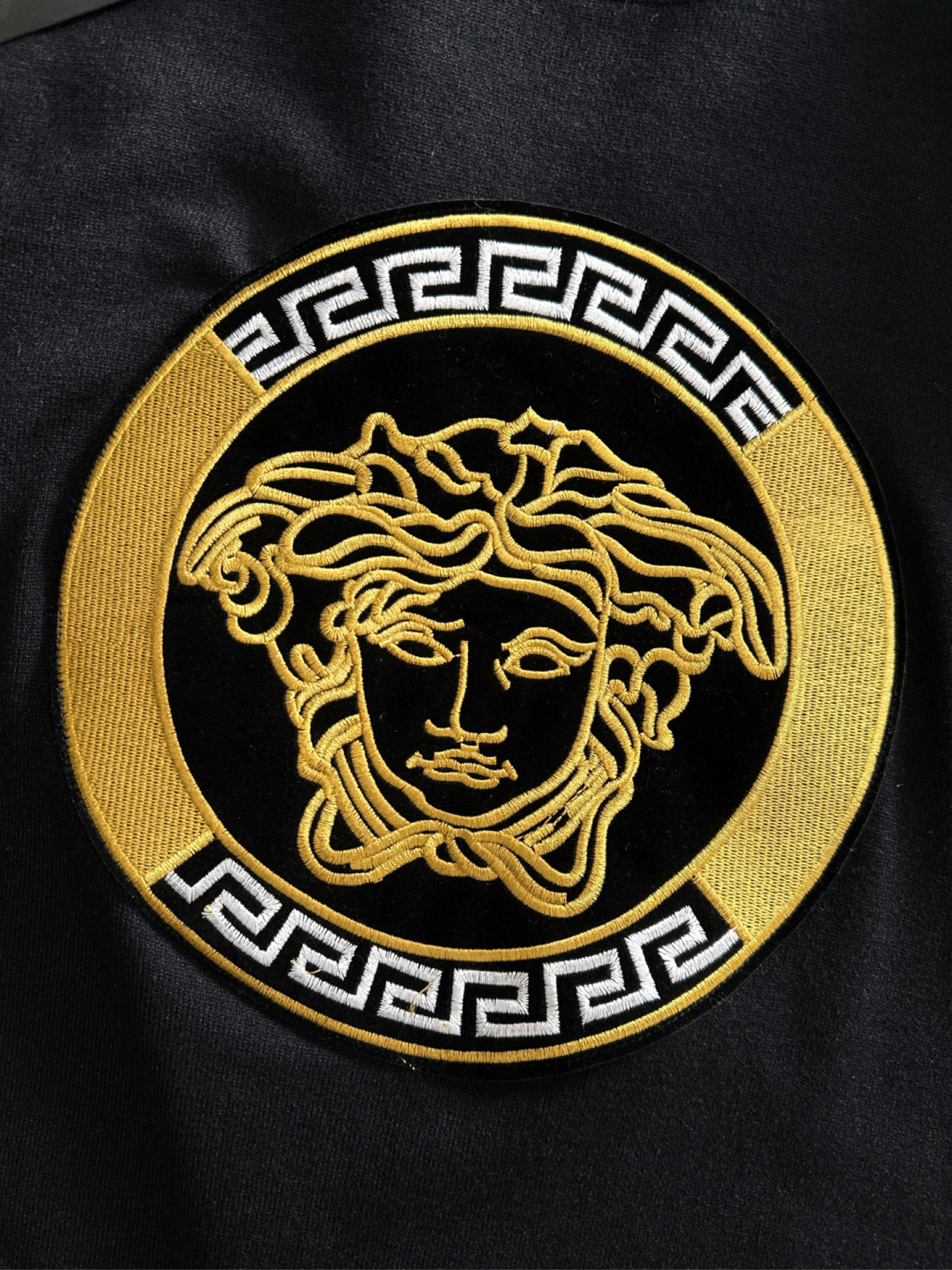 VER 2025SS秋冬刺绣新款简约圆领针织毛衣，精致工艺专柜面料，顶级元素融合打造，经典3标齐全，潮男