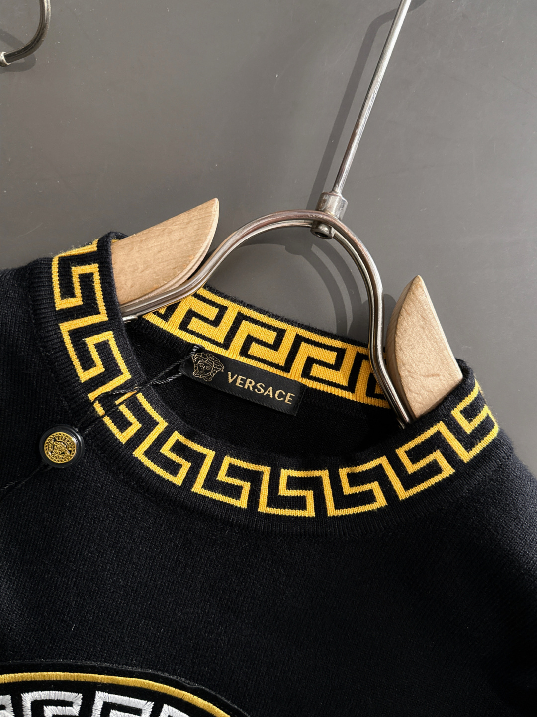 VER 2025SS秋冬刺绣新款简约圆领针织毛衣，精致工艺专柜面料，顶级元素融合打造，经典3标齐全，潮男