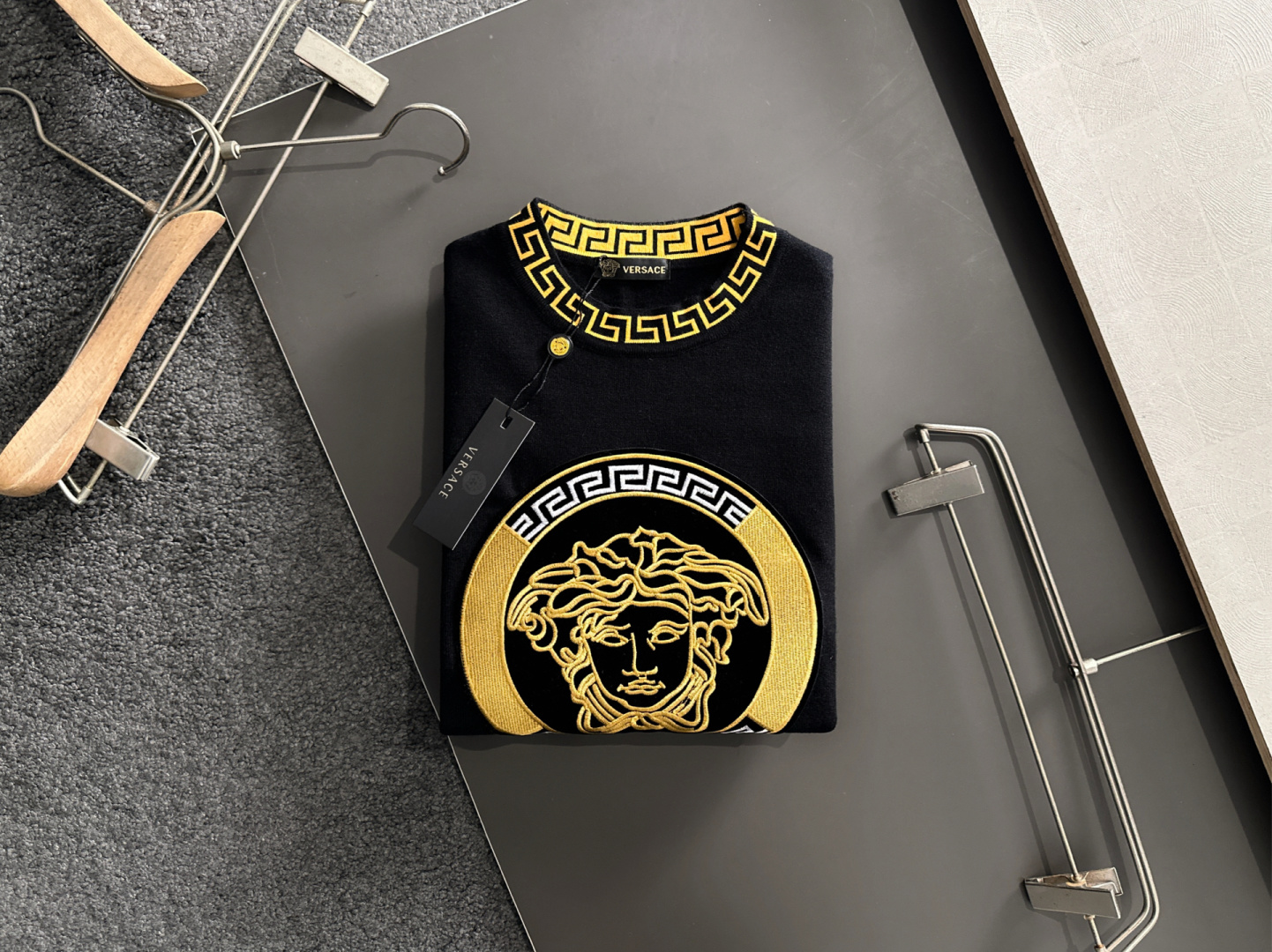 VER 2025SS秋冬刺绣新款简约圆领针织毛衣，精致工艺专柜面料，顶级元素融合打造，经典3标齐全，潮男