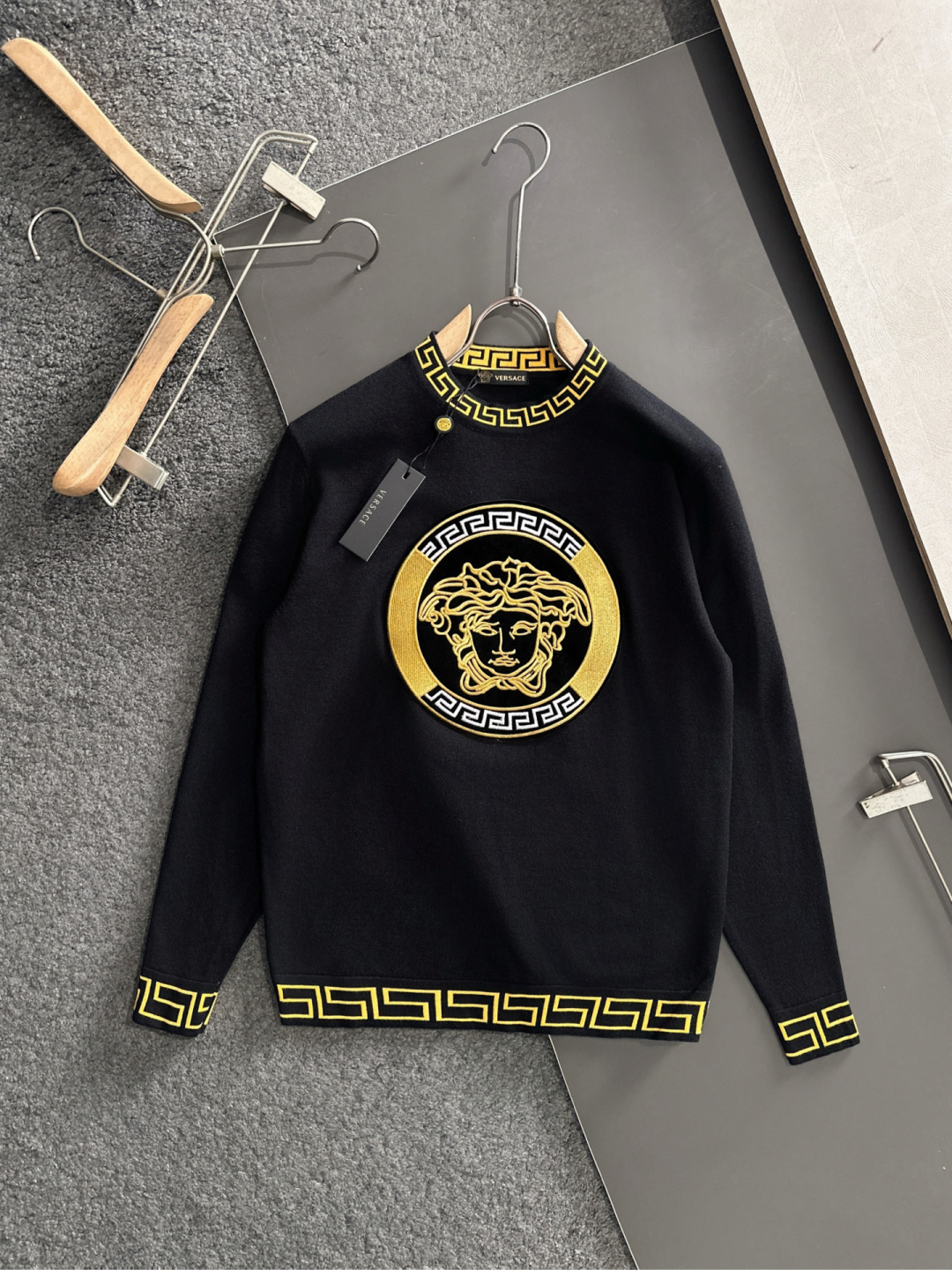 VER 2025SS秋冬刺绣新款简约圆领针织毛衣，精致工艺专柜面料，顶级元素融合打造，经典3标齐全，潮男