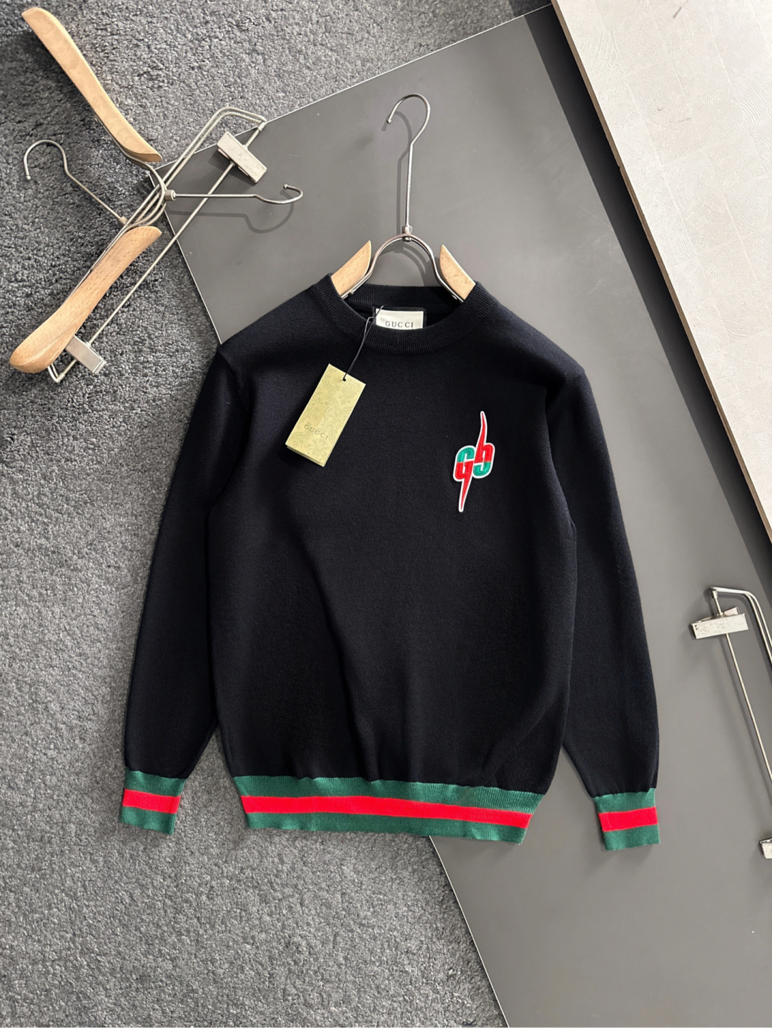 GUC 2025SS秋冬刺绣新款简约圆领针织毛衣，精致工艺专柜面料，顶级元素融合打造，经典3标齐全，潮男