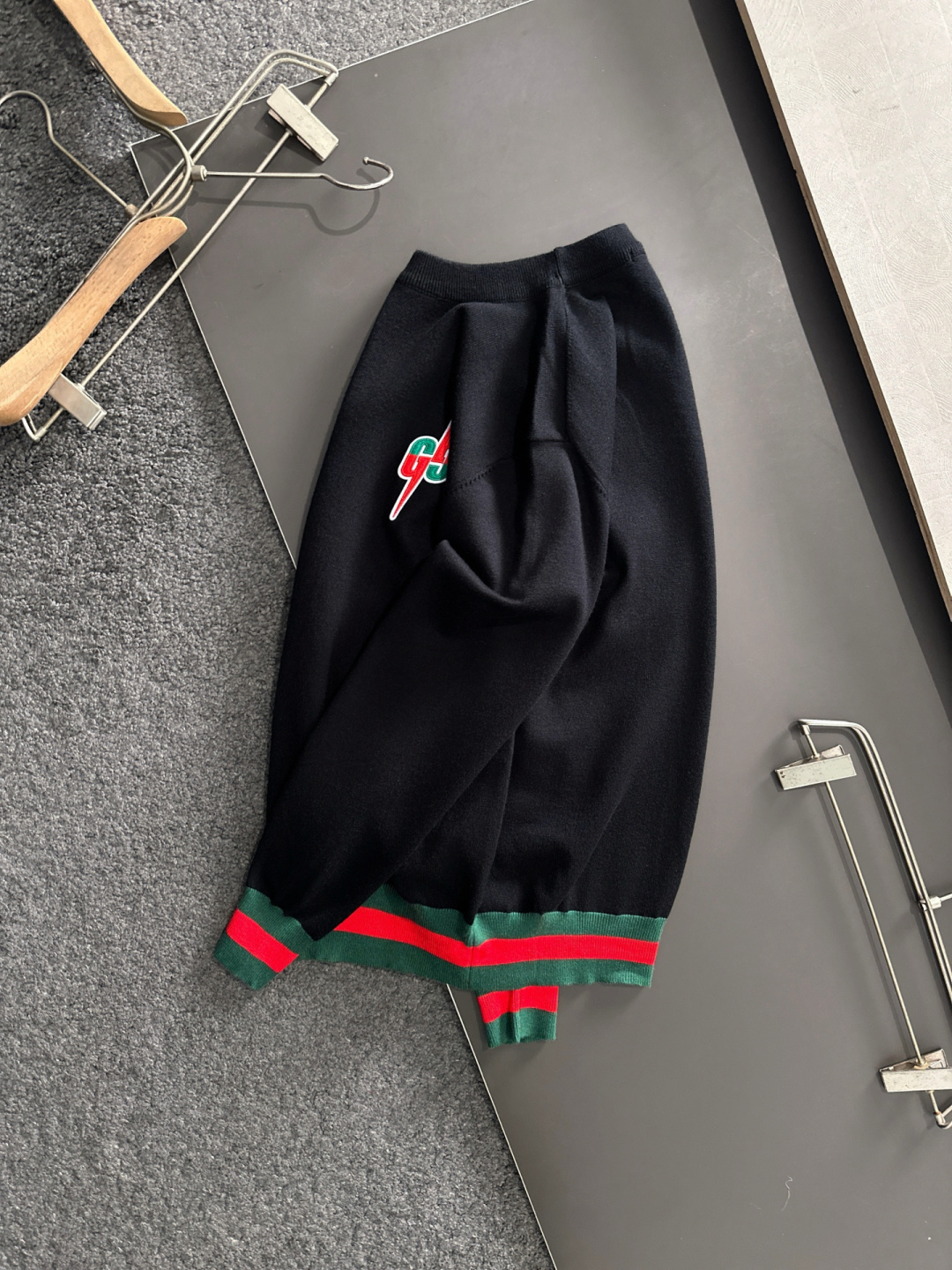 GUC 2025SS秋冬刺绣新款简约圆领针织毛衣，精致工艺专柜面料，顶级元素融合打造，经典3标齐全，潮男