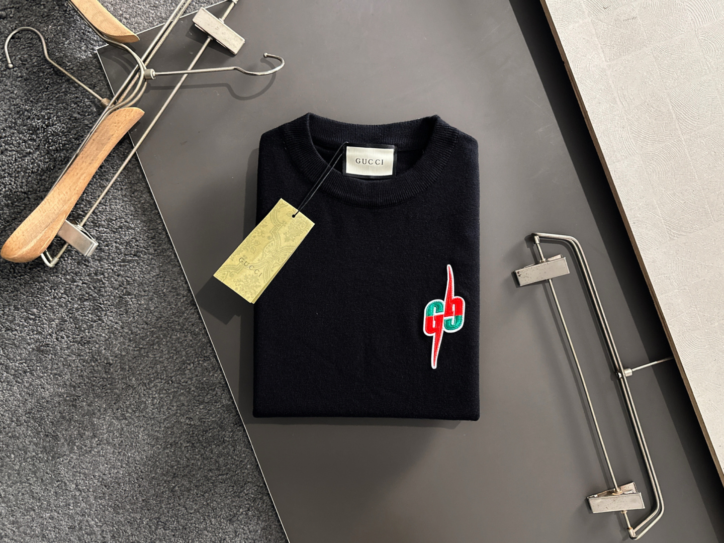 GUC 2025SS秋冬刺绣新款简约圆领针织毛衣，精致工艺专柜面料，顶级元素融合打造，经典3标齐全，潮男