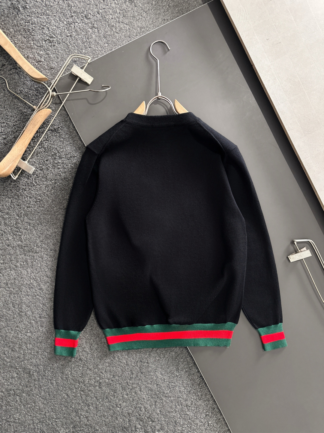 GUC 2025SS秋冬刺绣新款简约圆领针织毛衣，精致工艺专柜面料，顶级元素融合打造，经典3标齐全，潮男