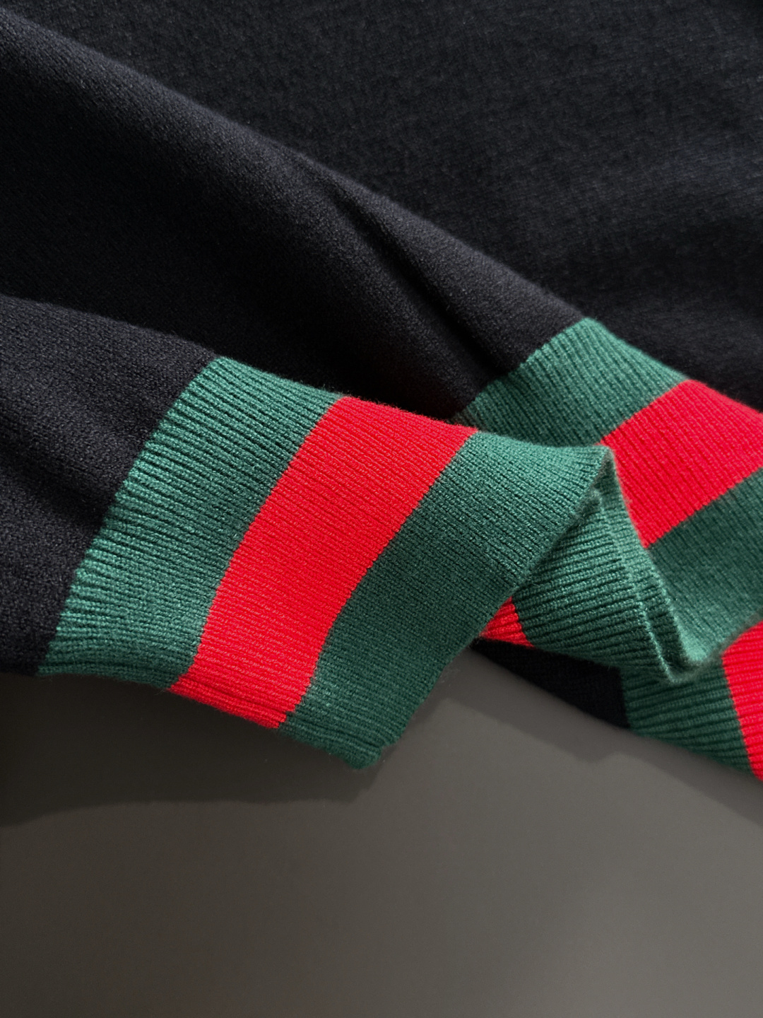 GUC 2025SS秋冬刺绣新款简约圆领针织毛衣，精致工艺专柜面料，顶级元素融合打造，经典3标齐全，潮男