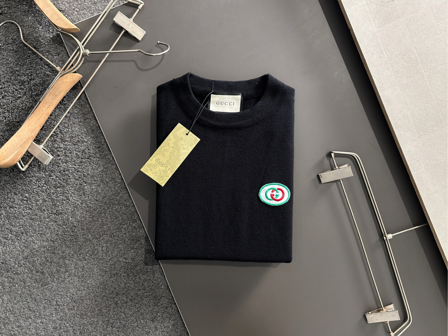 GUC 2025SS秋冬刺绣新款简约圆领针织毛衣，精致工艺专柜面料，顶级元素融合打造，经典3标齐全，潮男