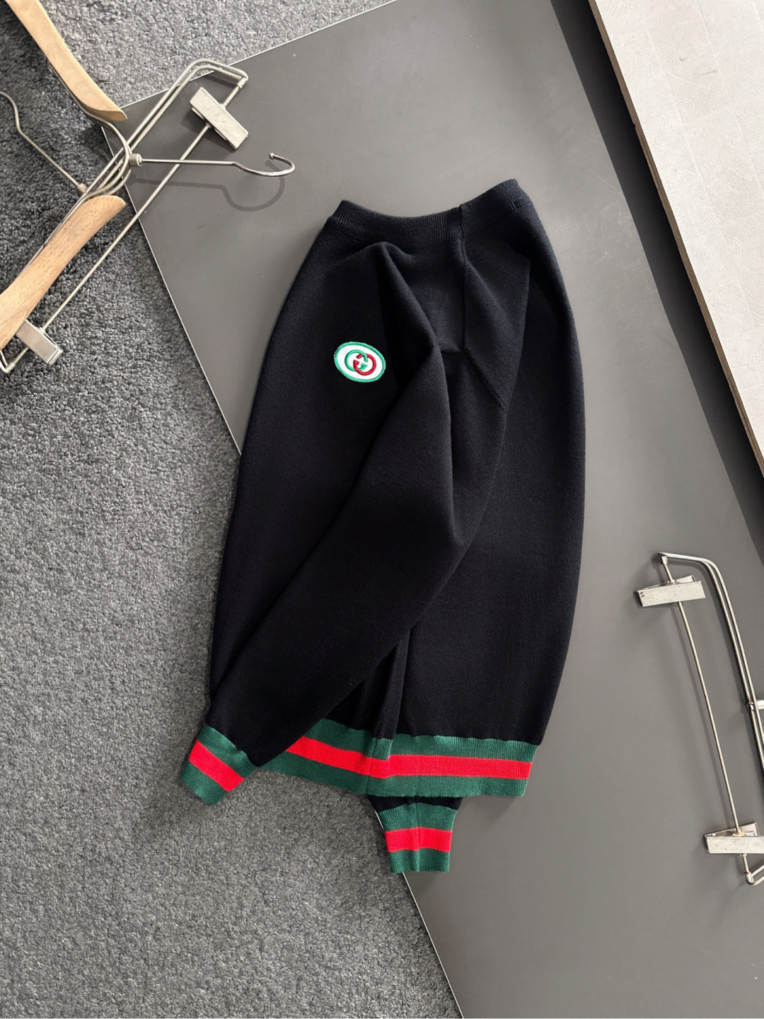 GUC 2025SS秋冬刺绣新款简约圆领针织毛衣，精致工艺专柜面料，顶级元素融合打造，经典3标齐全，潮男