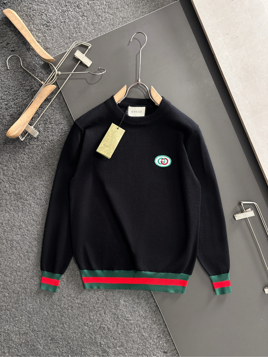 GUC 2025SS秋冬刺绣新款简约圆领针织毛衣，精致工艺专柜面料，顶级元素融合打造，经典3标齐全，潮男