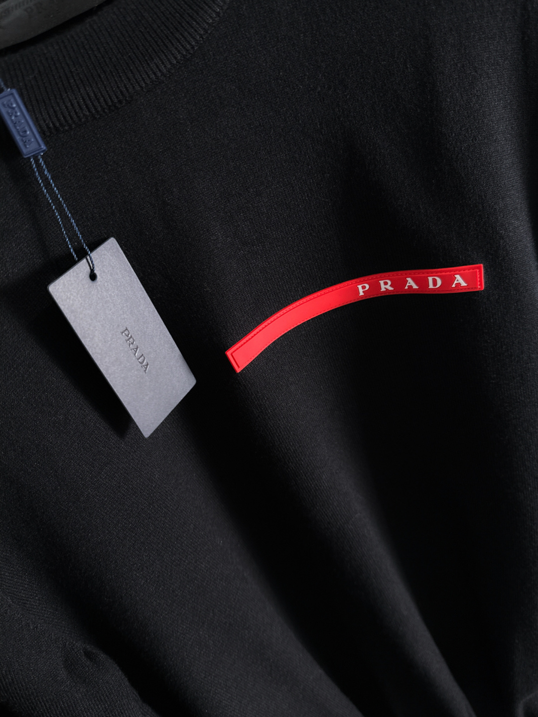 PRAD 2025SS秋冬刺绣新款简约圆领针织毛衣，精致工艺专柜面料，顶级元素融合打造，经典3标齐全，潮