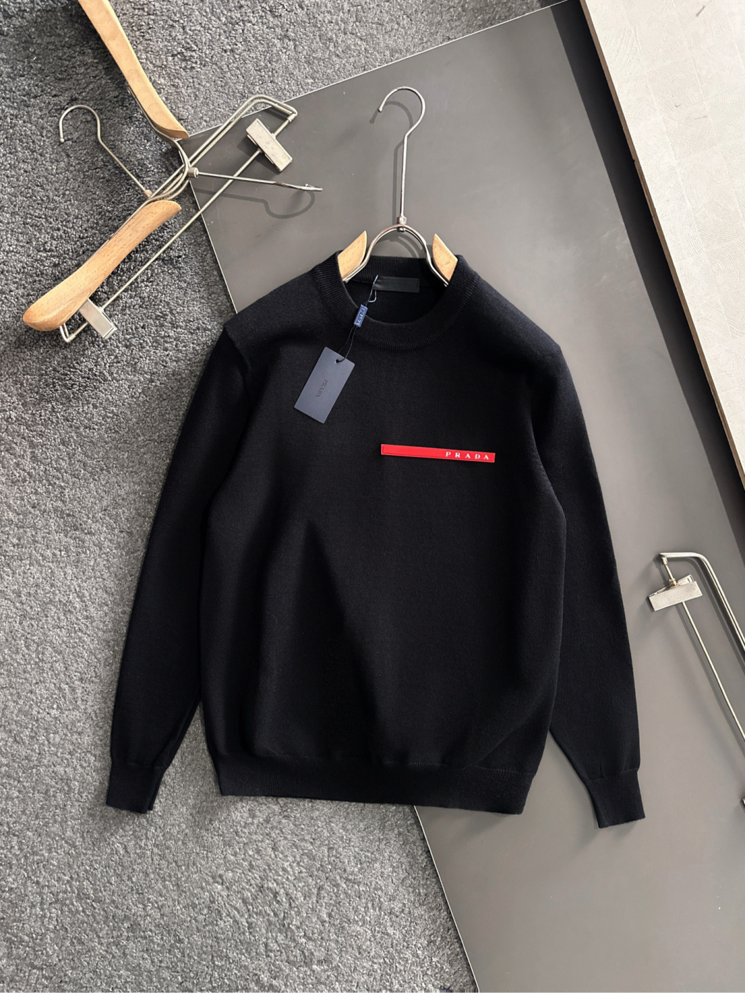 PRAD 2025SS秋冬刺绣新款简约圆领针织毛衣，精致工艺专柜面料，顶级元素融合打造，经典3标齐全，潮