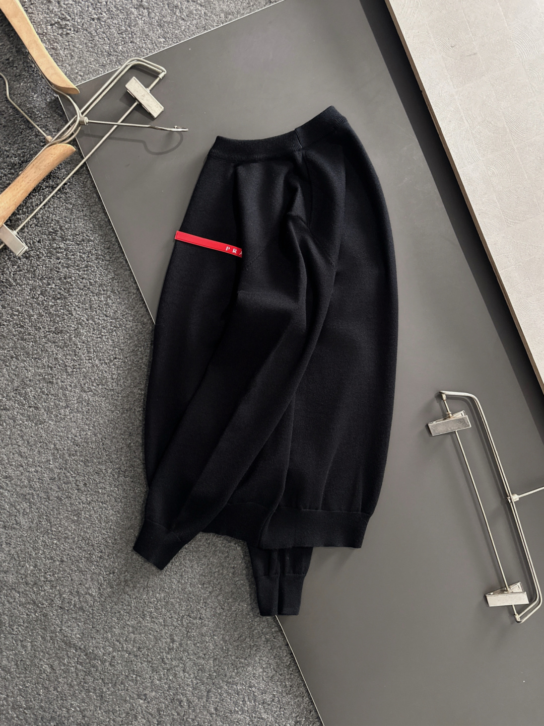 PRAD 2025SS秋冬刺绣新款简约圆领针织毛衣，精致工艺专柜面料，顶级元素融合打造，经典3标齐全，潮