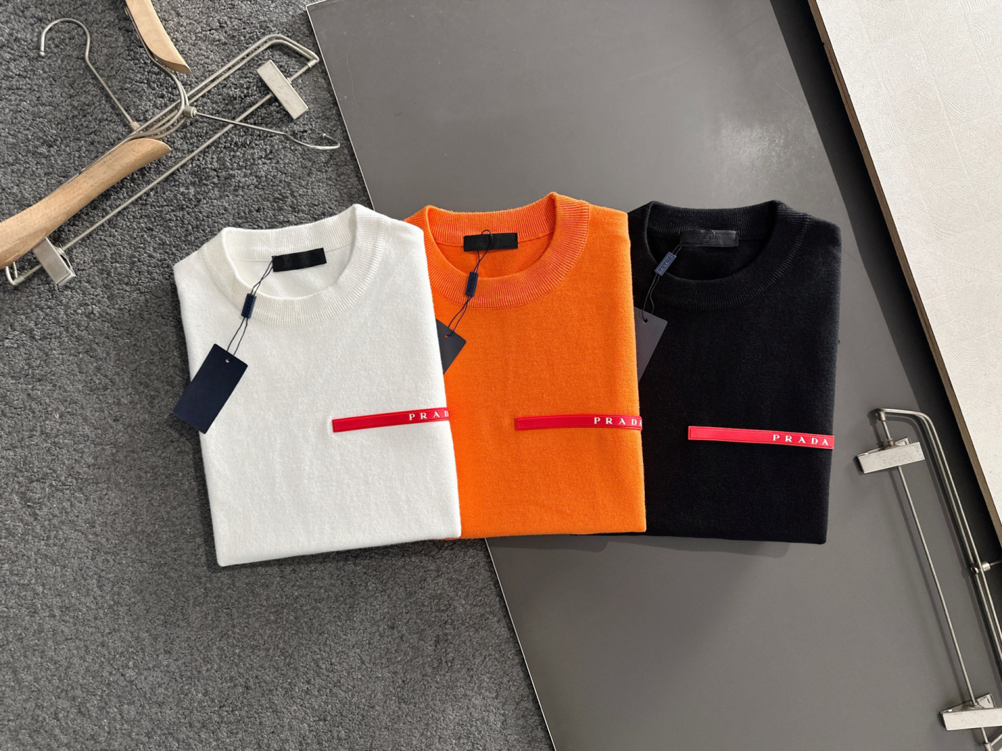 PRAD 2025SS秋冬刺绣新款简约圆领针织毛衣，精致工艺专柜面料，顶级元素融合打造，经典3标齐全，潮