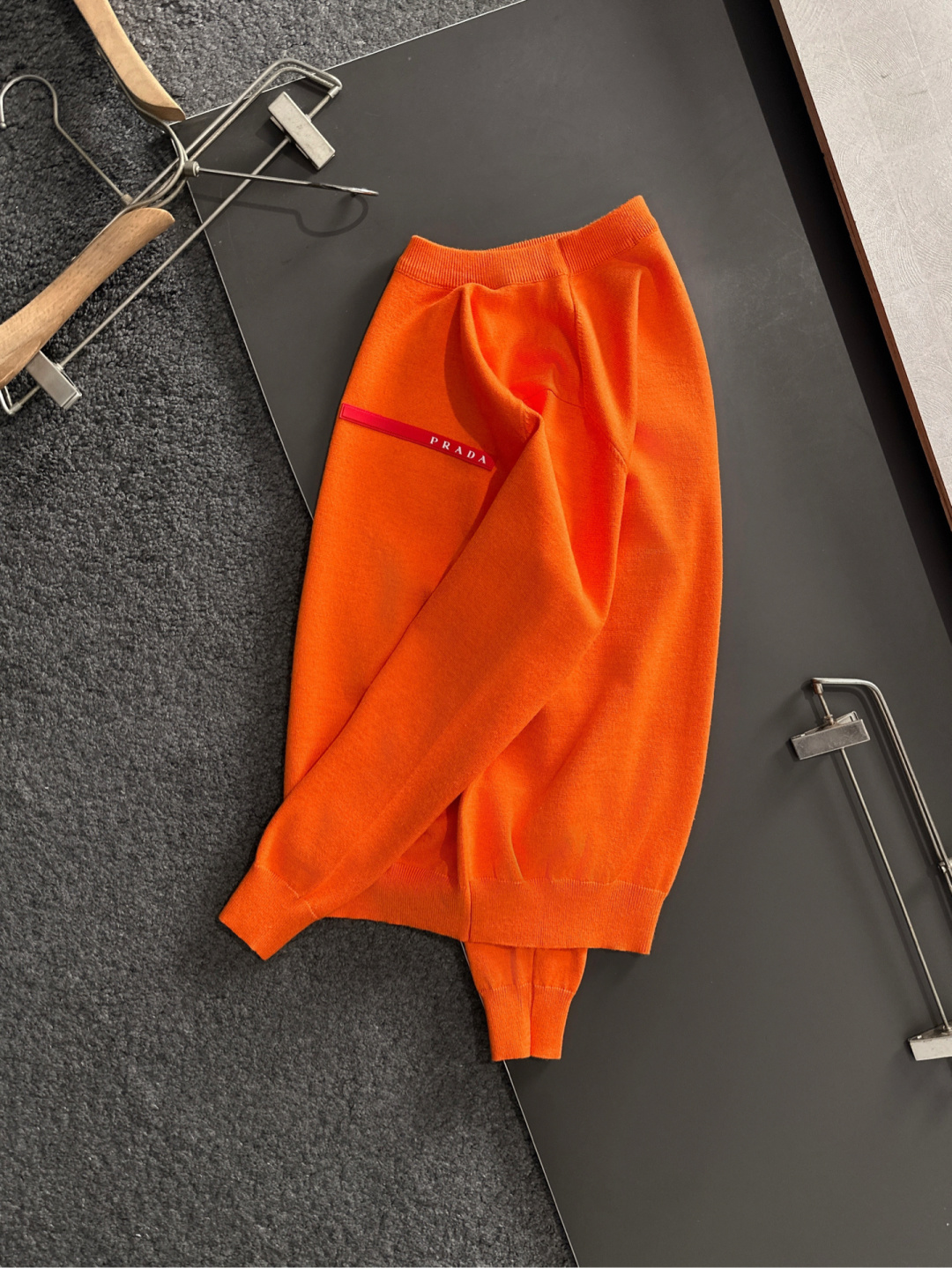 PRAD 2025SS秋冬刺绣新款简约圆领针织毛衣，精致工艺专柜面料，顶级元素融合打造，经典3标齐全，潮