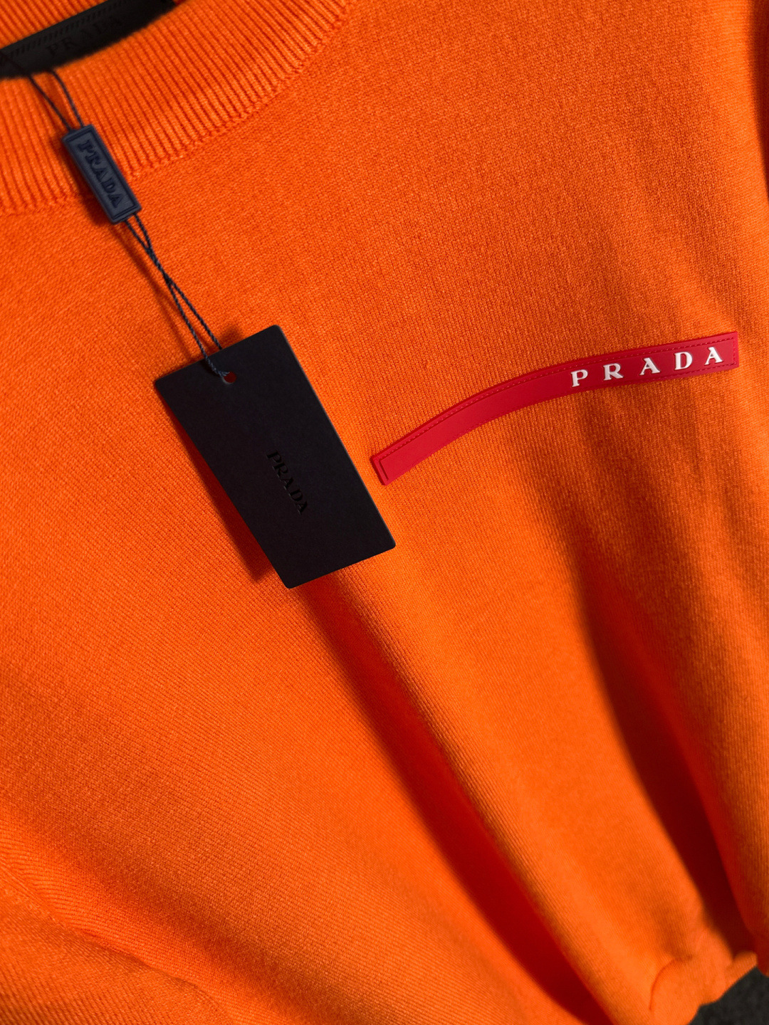 PRAD 2025SS秋冬刺绣新款简约圆领针织毛衣，精致工艺专柜面料，顶级元素融合打造，经典3标齐全，潮