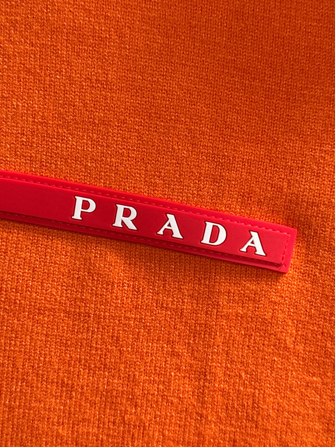 PRAD 2025SS秋冬刺绣新款简约圆领针织毛衣，精致工艺专柜面料，顶级元素融合打造，经典3标齐全，潮