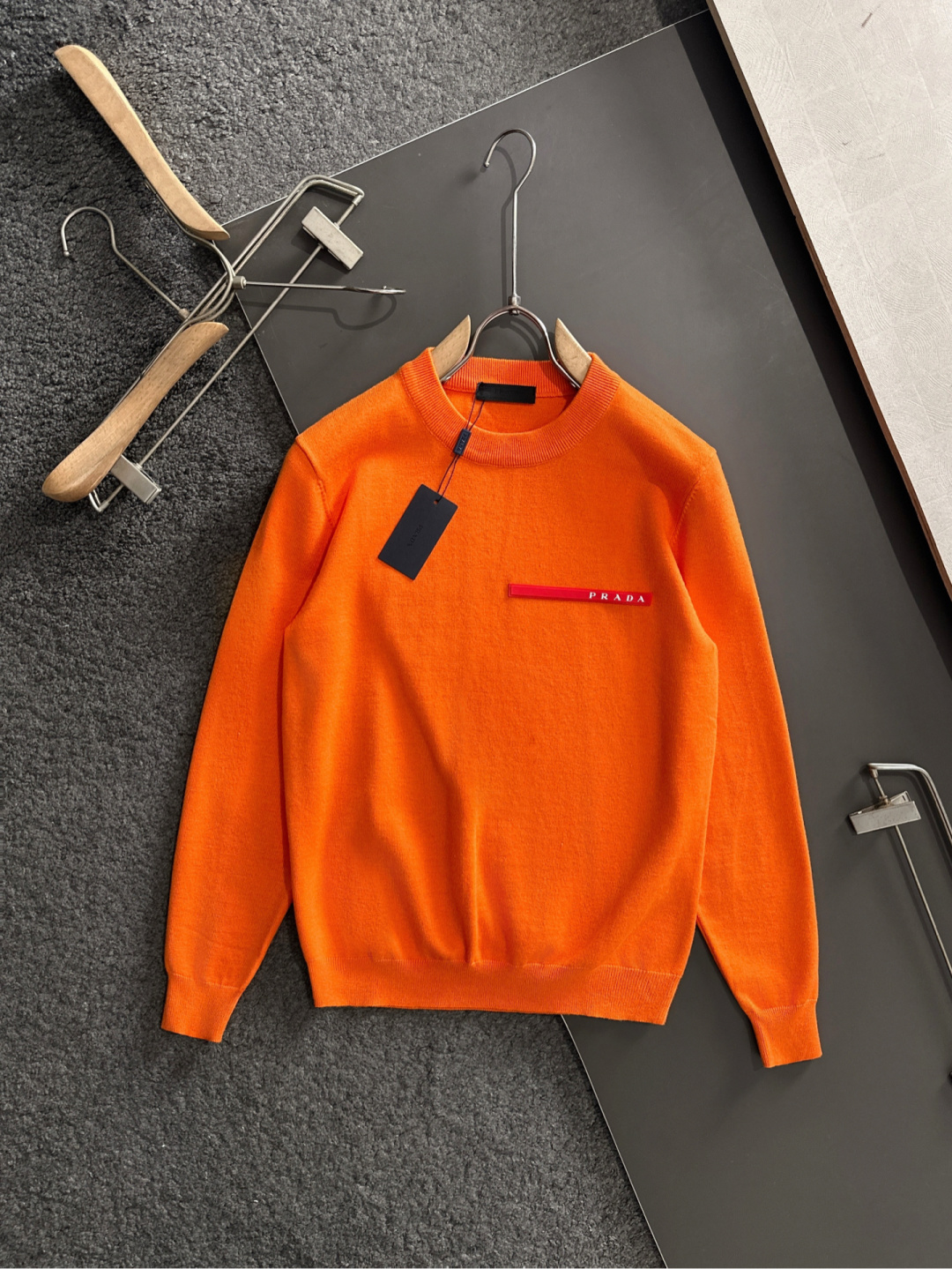 PRAD 2025SS秋冬刺绣新款简约圆领针织毛衣，精致工艺专柜面料，顶级元素融合打造，经典3标齐全，潮