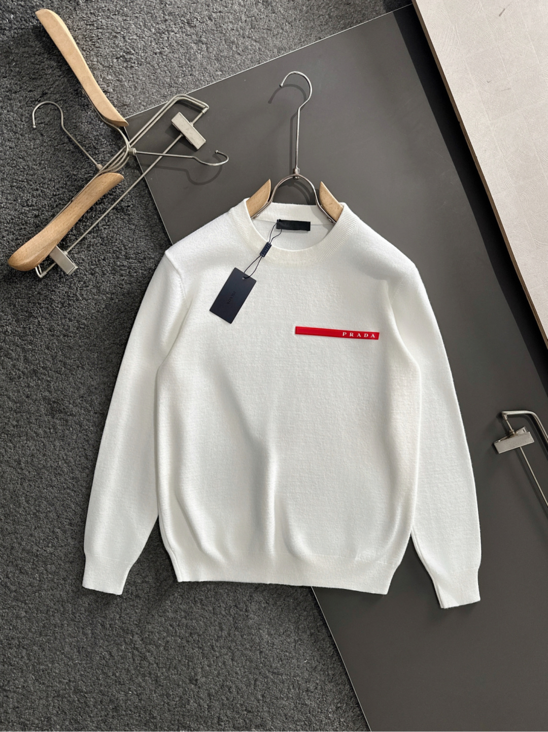 PRAD 2025SS秋冬刺绣新款简约圆领针织毛衣，精致工艺专柜面料，顶级元素融合打造，经典3标齐全，潮