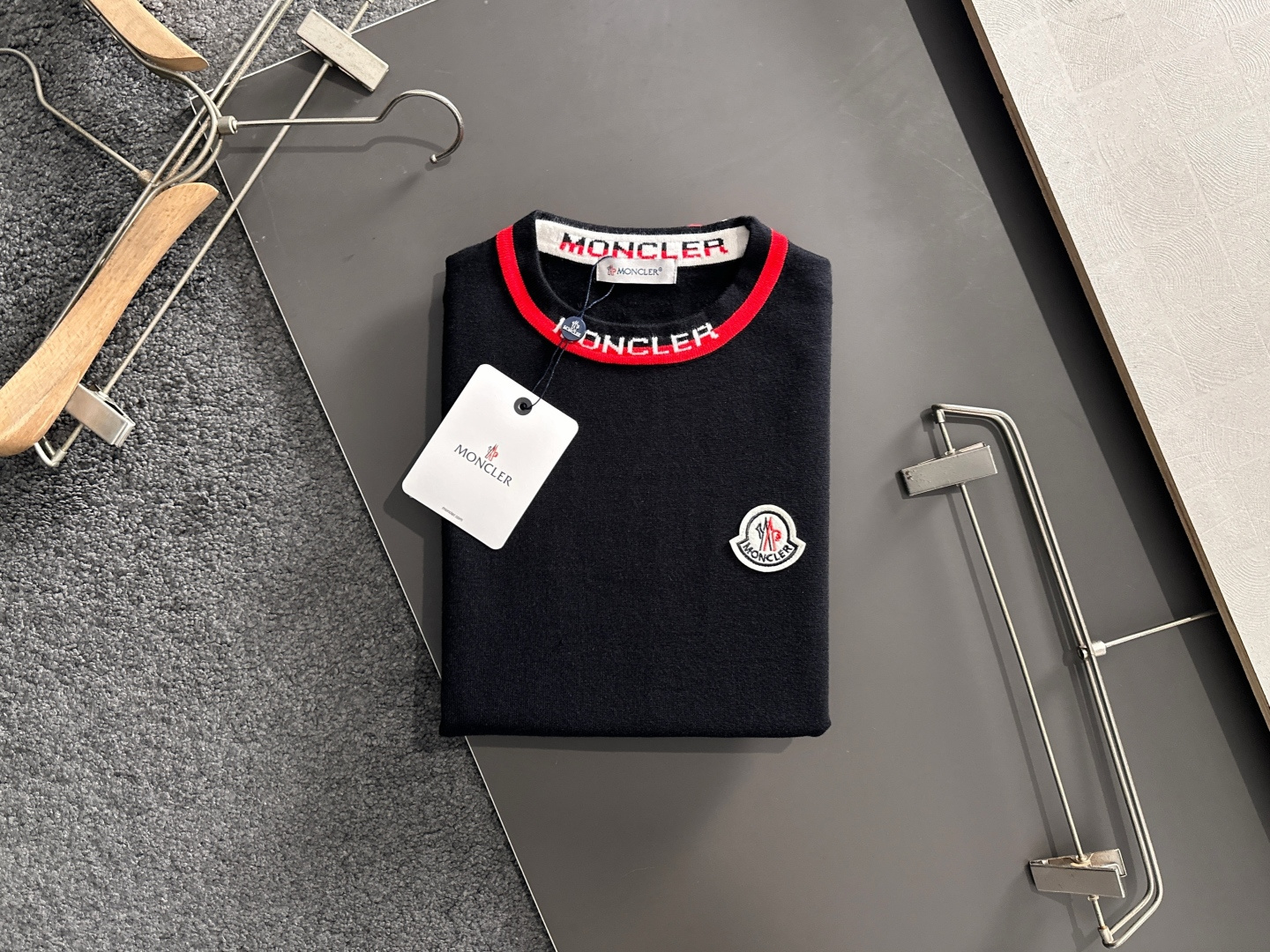 MON 2025SS秋冬刺绣新款简约圆领针织毛衣，精致工艺专柜面料，顶级元素融合打造，经典3标齐全，潮男