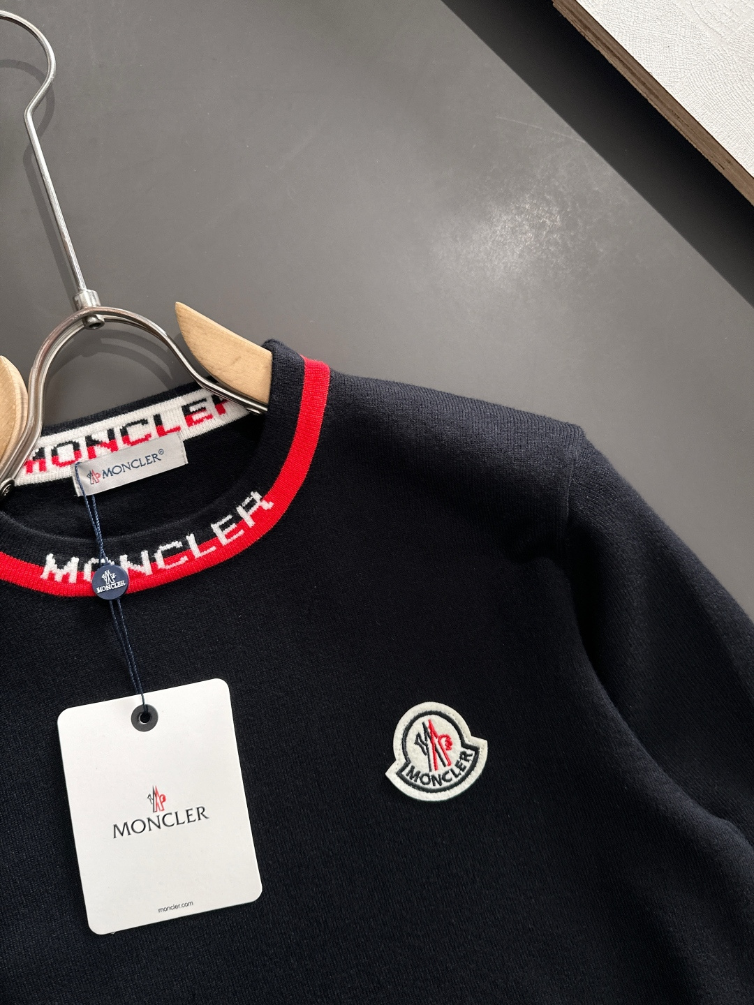 MON 2025SS秋冬刺绣新款简约圆领针织毛衣，精致工艺专柜面料，顶级元素融合打造，经典3标齐全，潮男