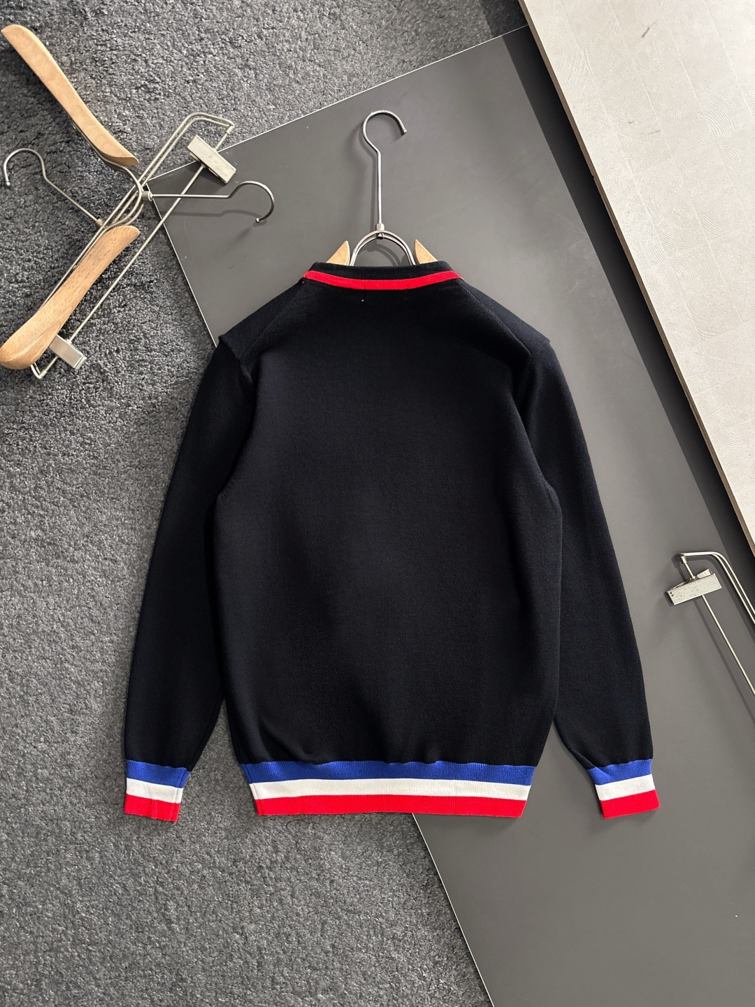 MON 2025SS秋冬刺绣新款简约圆领针织毛衣，精致工艺专柜面料，顶级元素融合打造，经典3标齐全，潮男