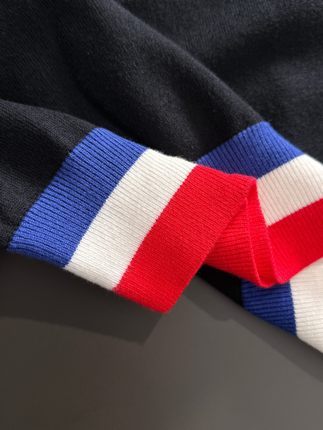 MON 2025SS秋冬刺绣新款简约圆领针织毛衣，精致工艺专柜面料，顶级元素融合打造，经典3标齐全，潮男