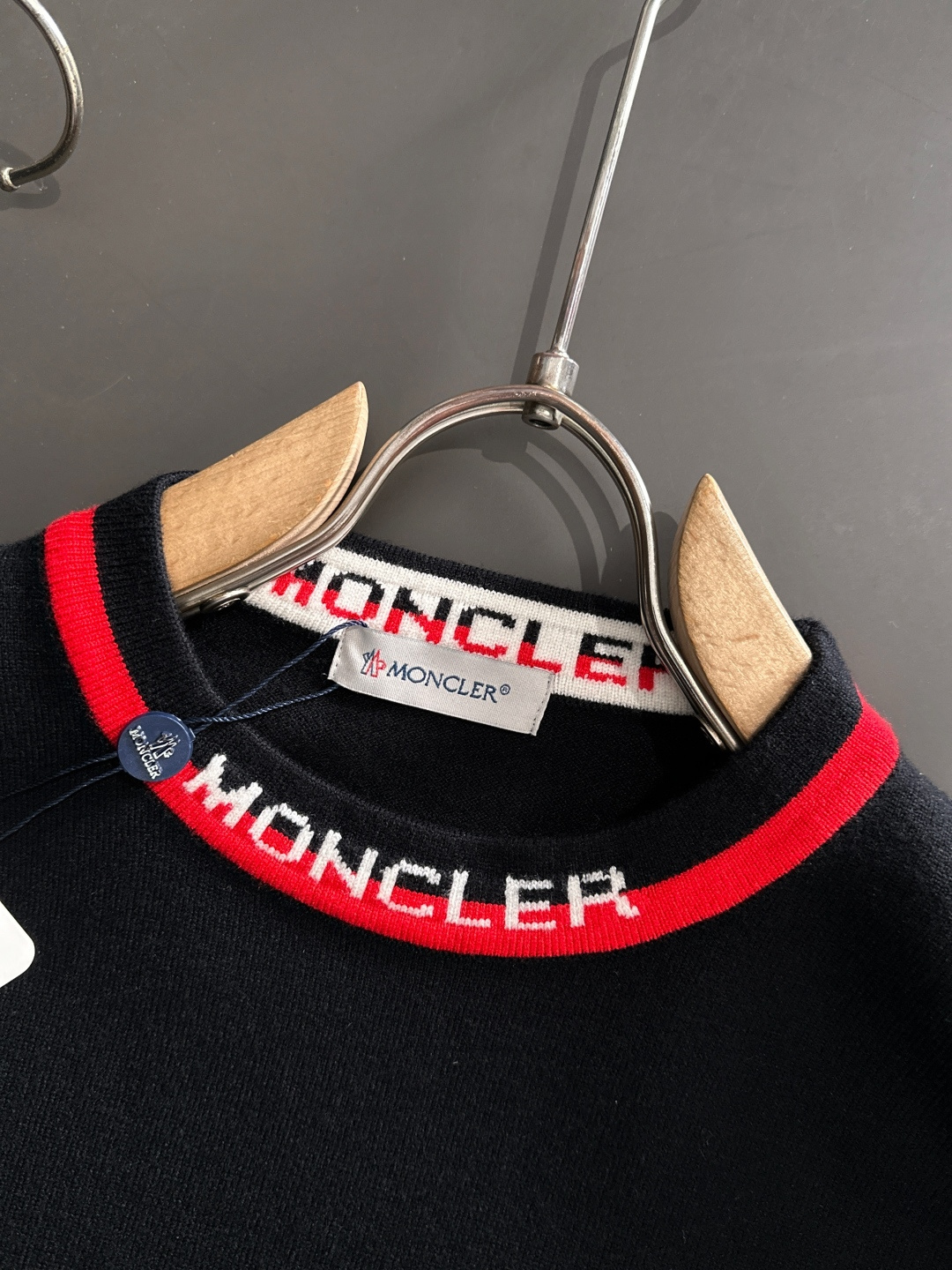 MON 2025SS秋冬刺绣新款简约圆领针织毛衣，精致工艺专柜面料，顶级元素融合打造，经典3标齐全，潮男