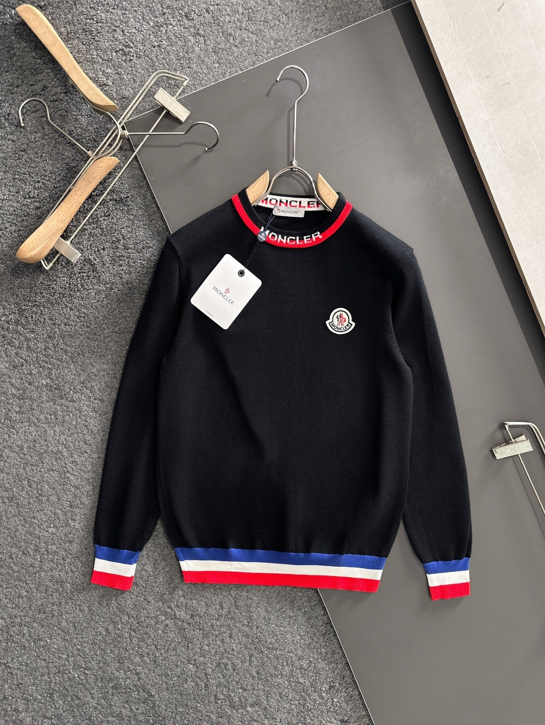 MON 2025SS秋冬刺绣新款简约圆领针织毛衣，精致工艺专柜面料，顶级元素融合打造，经典3标齐全，潮男