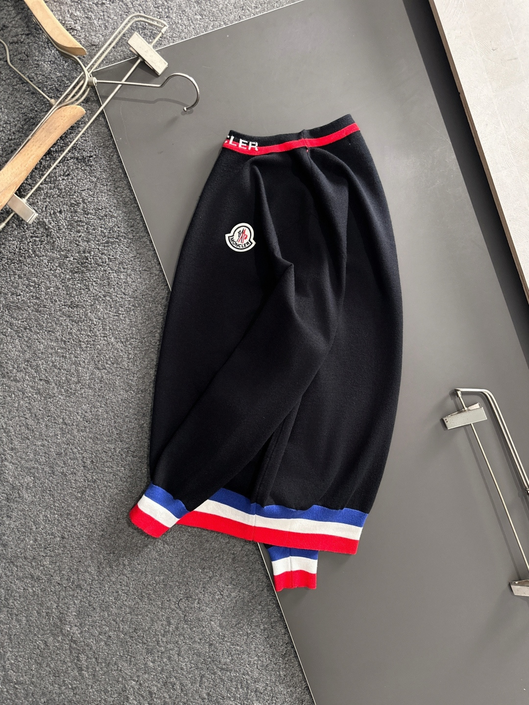 MON 2025SS秋冬刺绣新款简约圆领针织毛衣，精致工艺专柜面料，顶级元素融合打造，经典3标齐全，潮男