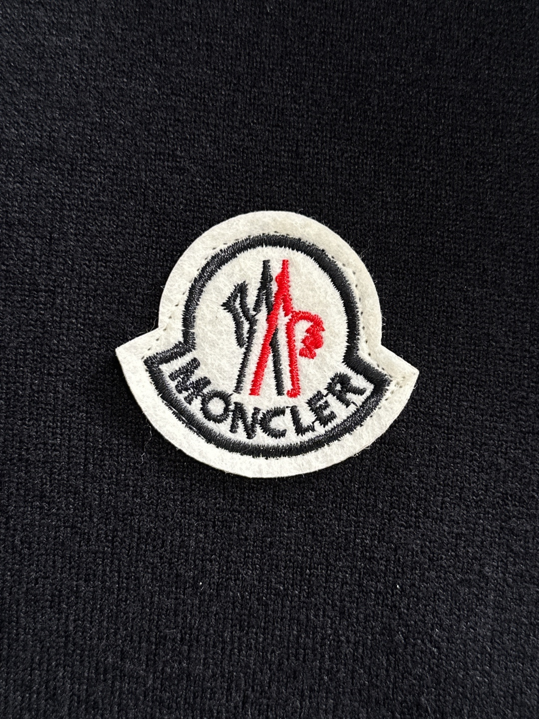 MON 2025SS秋冬刺绣新款简约圆领针织毛衣，精致工艺专柜面料，顶级元素融合打造，经典3标齐全，潮男