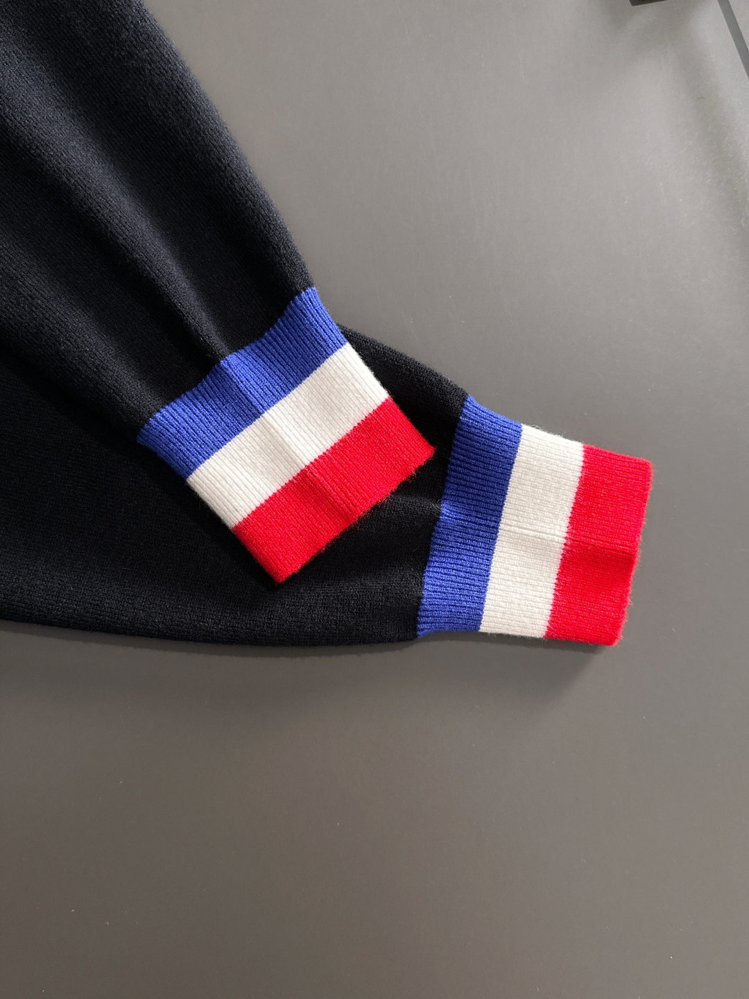 MON 2025SS秋冬刺绣新款简约圆领针织毛衣，精致工艺专柜面料，顶级元素融合打造，经典3标齐全，潮男