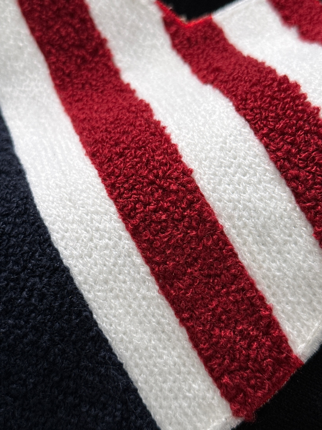 MON 2025SS秋冬刺绣新款简约圆领针织毛衣，精致工艺专柜面料，顶级元素融合打造，经典3标齐全，潮男