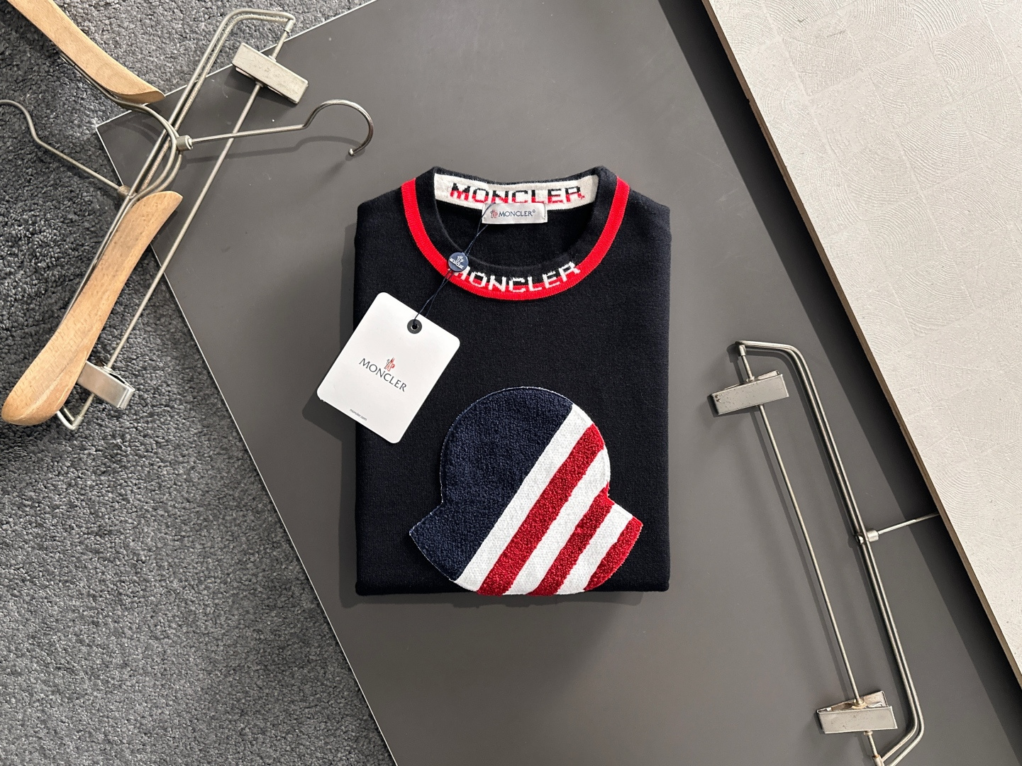 MON 2025SS秋冬刺绣新款简约圆领针织毛衣，精致工艺专柜面料，顶级元素融合打造，经典3标齐全，潮男