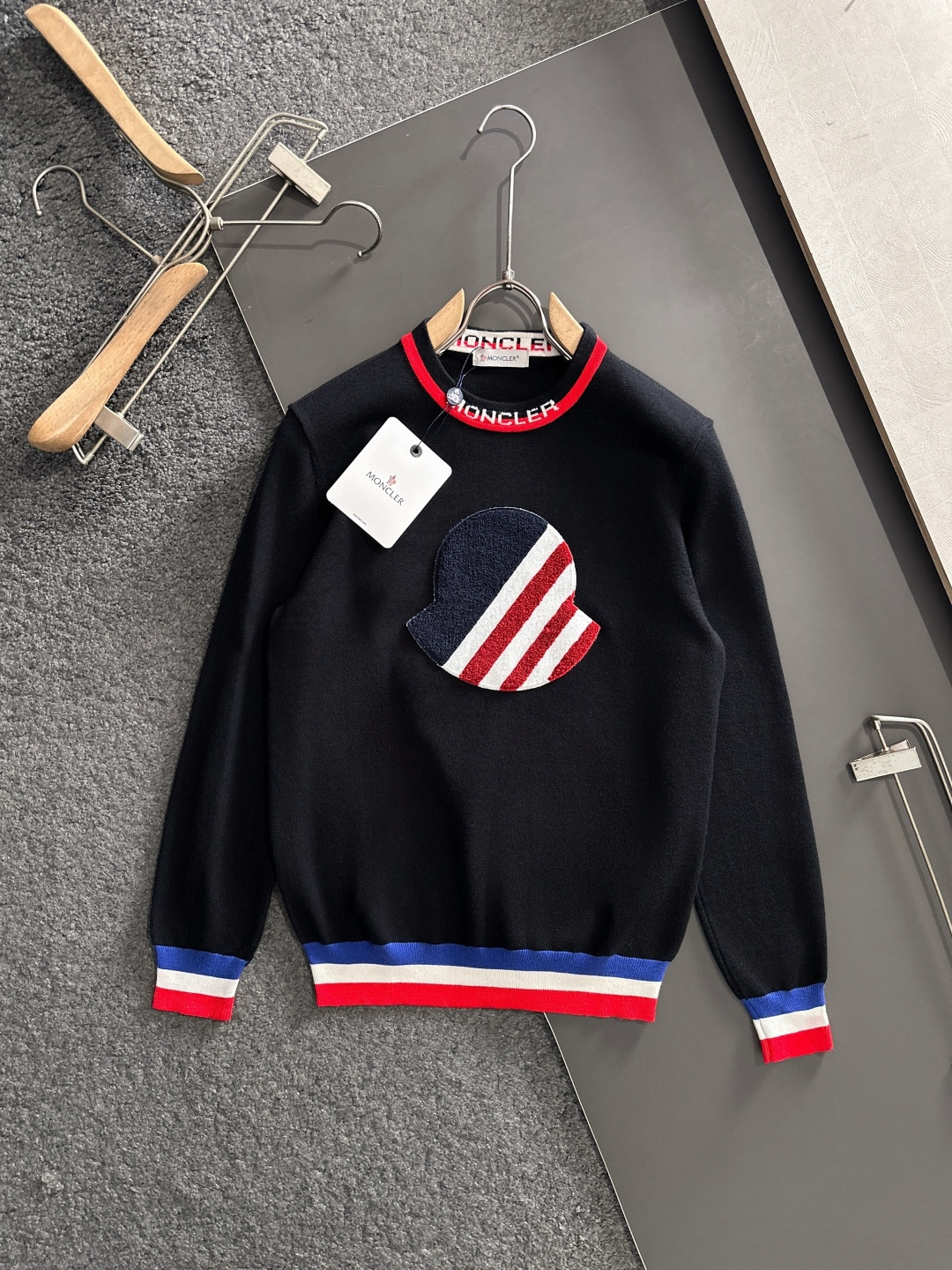 MON 2025SS秋冬刺绣新款简约圆领针织毛衣，精致工艺专柜面料，顶级元素融合打造，经典3标齐全，潮男