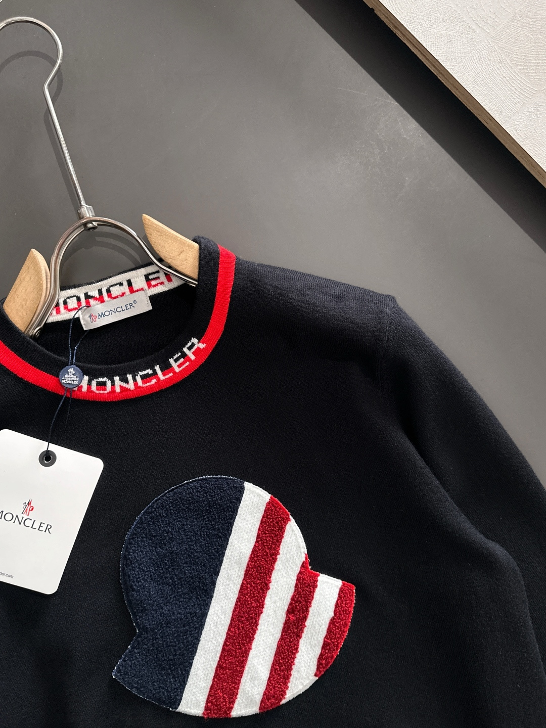 MON 2025SS秋冬刺绣新款简约圆领针织毛衣，精致工艺专柜面料，顶级元素融合打造，经典3标齐全，潮男