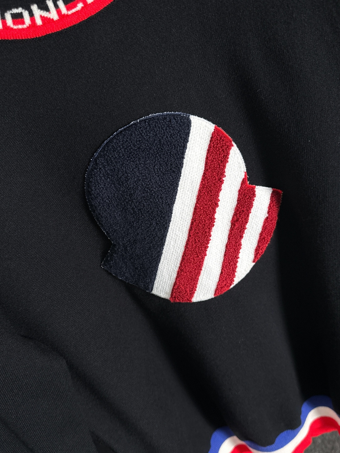 MON 2025SS秋冬刺绣新款简约圆领针织毛衣，精致工艺专柜面料，顶级元素融合打造，经典3标齐全，潮男