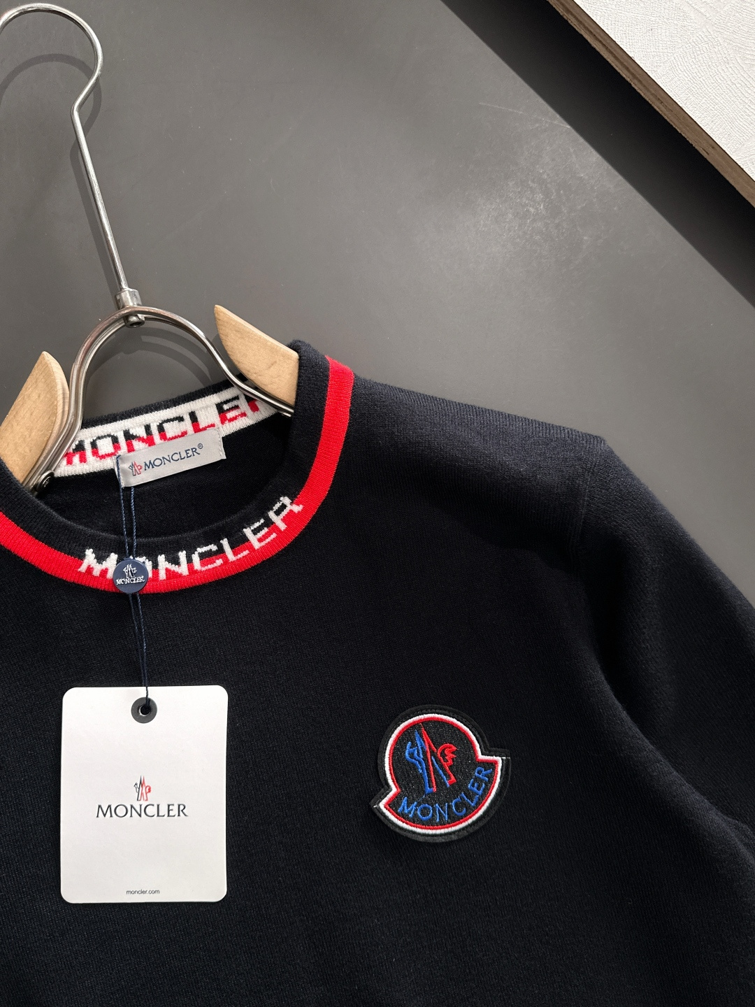 MON 2025SS秋冬刺绣新款简约圆领针织毛衣，精致工艺专柜面料，顶级元素融合打造，经典3标齐全，潮男