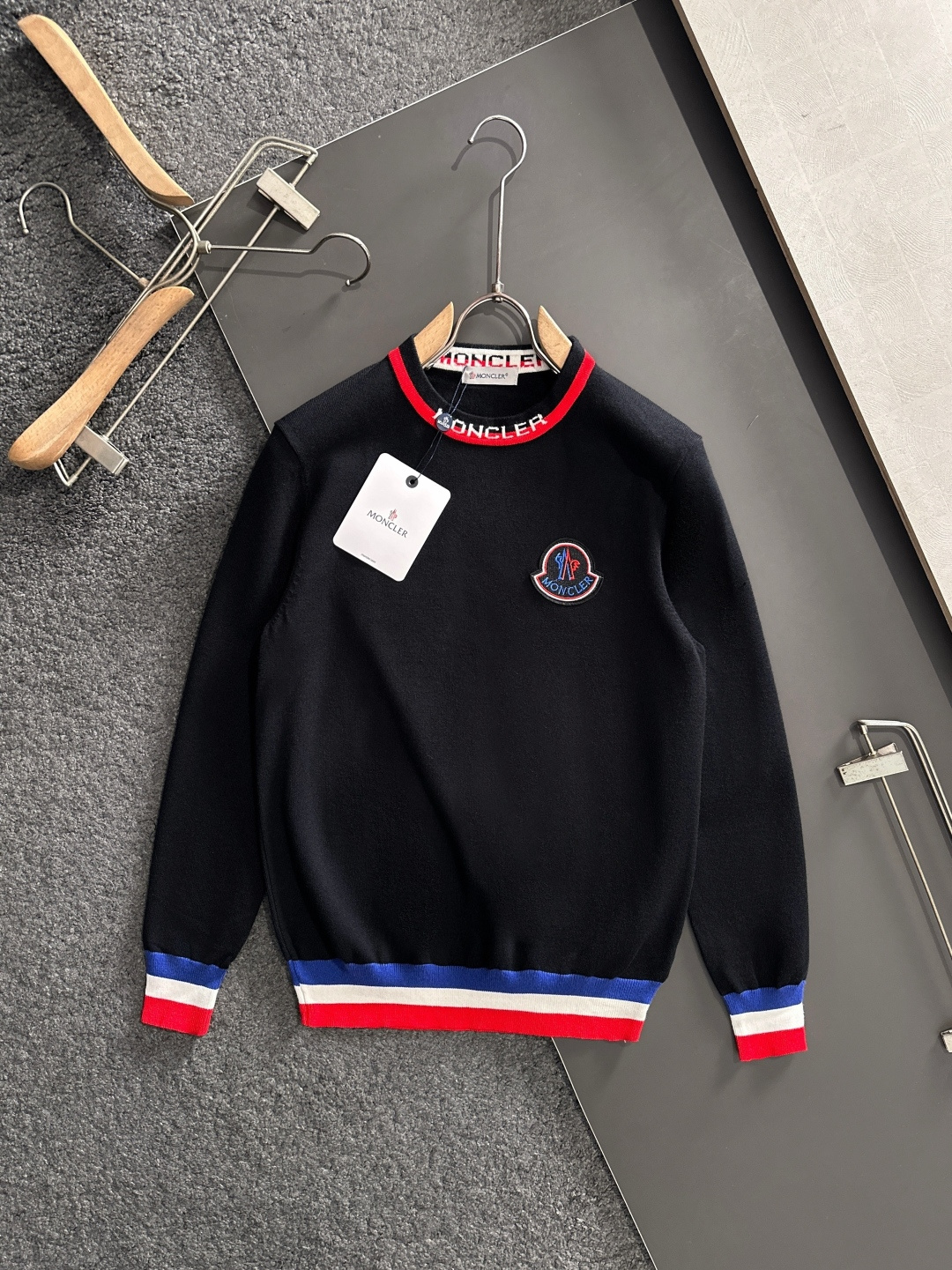 MON 2025SS秋冬刺绣新款简约圆领针织毛衣，精致工艺专柜面料，顶级元素融合打造，经典3标齐全，潮男