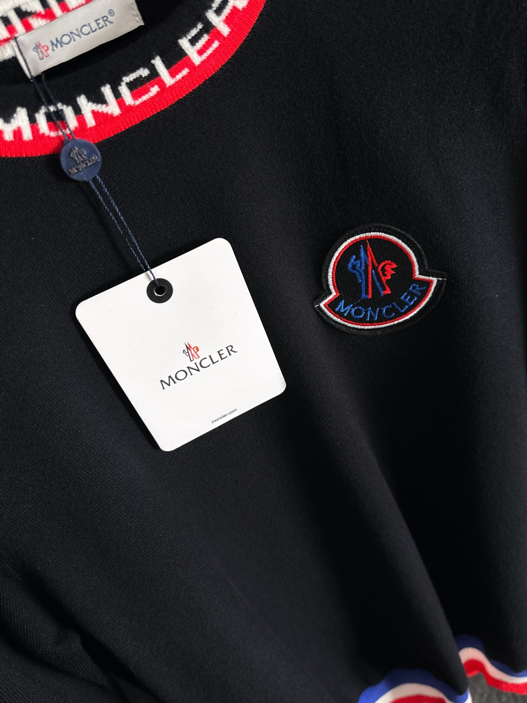 MON 2025SS秋冬刺绣新款简约圆领针织毛衣，精致工艺专柜面料，顶级元素融合打造，经典3标齐全，潮男