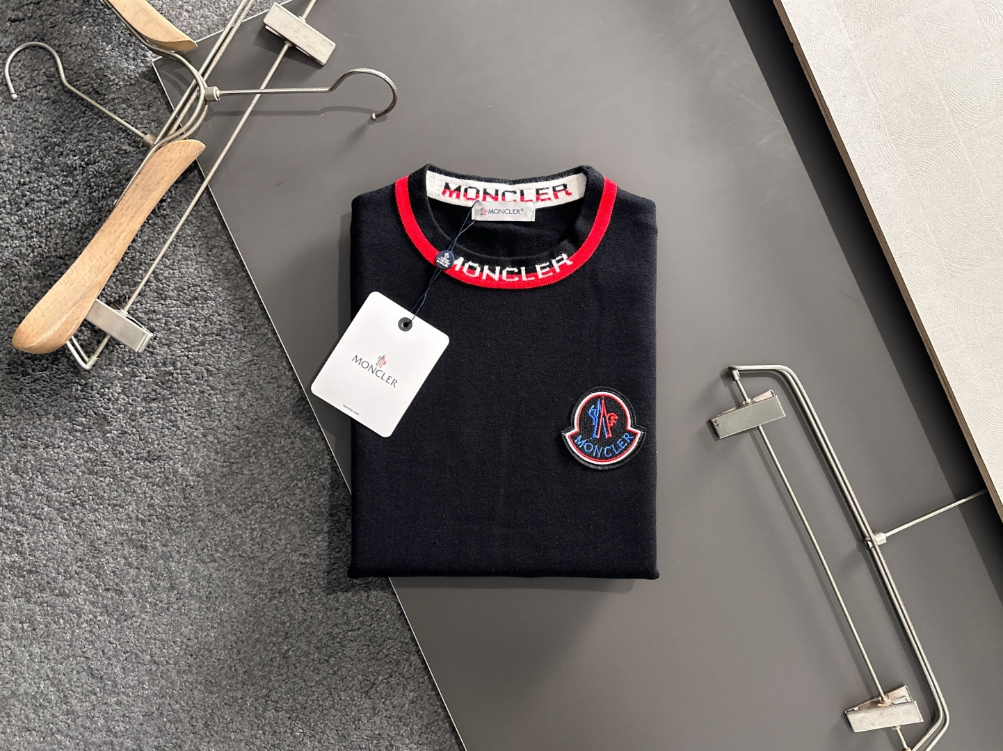 MON 2025SS秋冬刺绣新款简约圆领针织毛衣，精致工艺专柜面料，顶级元素融合打造，经典3标齐全，潮男